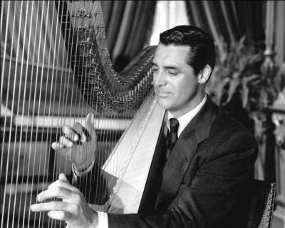 Dans cette charmante comédie romantique, Honni soit qui mal y pense (The bishop's wife) David Niven est un évêque très occupé. Quant à Cary Grant, il joue de la harpe, parce qu'il est en fait... ?