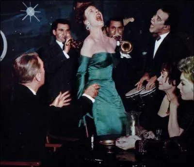 Dans cette délicieuse comédie romantique, Gillian est une sorcière qui enchante son voisin, un éditeur. Le frère de Gillian, un sorcier que joue Jack Lemmon, est aussi musicien dans le club le Zodiaque. De quoi joue-t-il ?