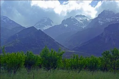 Quel est le nom du mont au sommet duquel s'est retrouvée leur arche ?