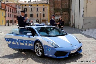 Société. Eh oui, même dans la police italienne on peut se permettre de rouler dans le luxe. Cependant cette photo est-elle vraie ?