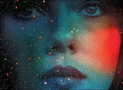 Dans 'Under the Skin', une extraterrestre arrive sur Terre pour séduire les hommes, avant de les faire disparaître. Elle envoûte de ses yeux, de sa bouche et de son corps des hommes qu'elle prend en auto-stop sur les bords de routes écossaises... Jusqu'à ce que l'un d'entre eux bouleverse ses plans.