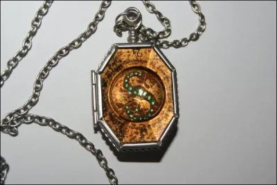 De quelle créature Voldemort avait-il besoin pour placer le médaillon de Serpentard dans la grotte ?