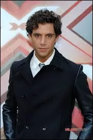 Quelles langues Mika parle-t-il couramment ?