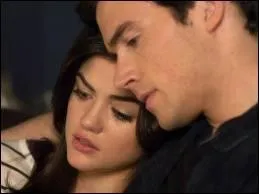 Où Aria et Ezra restent-ils bloqués au moment où Aria tient dans ses mains le livre qu'Ezra a écrit sur Alison ?