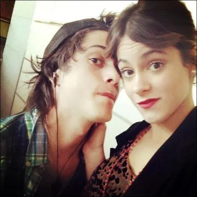 Est-il plus ou moins âgé que Martina Stoessel ?