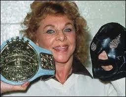 Cette Américaine est souvent considérée comme la plus grande catcheuse de l'histoire. En plus d'avoir activement milité pour le droit des femmes de catcher, elle détient le record du plus long règne de championne féminine de la WWF (1956 à 1984) et a même remporté un dernier titre en 1999 à l'âge de 76 ans. Cette immense dame et grande légende du catch est :