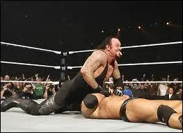 Au catch, il y a différentes manières d'être déclaré vainqueur. L'une des plus répandues se nomme le "tombé". Il s'agit de maintenir les épaules de son adversaire au sol durant un compte de :