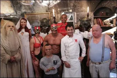 Qui sont la troisième et la dernière personne en partant de gauche ?