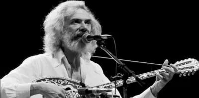 Cette chanson est sortie en 1969, elle a été écrite par Serge Reggiani, elle a pour thème « l'étranger ». D'une famille très attachée à la culture française, d'origine grecque mais, parlant en italien avec ses parents, il parle arabe avec ses copains d'Alexandrie. Cela devrait suffire pour trouver cette chanson !