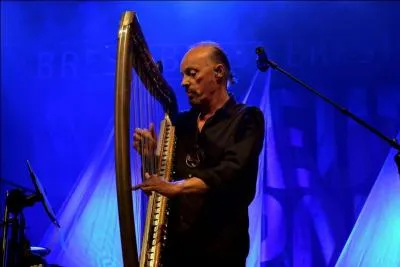 Cette chanson parle de trois jeunes marins et dérivent rapidement sur un dialogue amoureux. Il s'agit d'une ronde à trois pas que l'on rencontre sur toute la côte de Bretagne. Quelle est cette chanson ?