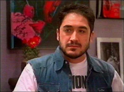 Avec qui Juan est-il en couple à la fin de la série ?