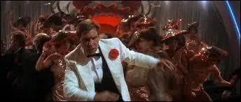 Produits par George Lucas, les films "Indiana Jones" citent régulièrement 
"Star Wars". En 1984, quel nom porte le bar qui accueille la scène inaugurale d' "Indiana Jones et le temple maudit" ?