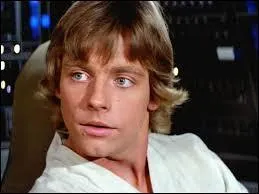 Un an avant la sortie du tout premier "Star Wars" (1977), quel nom porte initialement le héros Luke Skywalker dans la quatrième version du scénario de "La Guerre des étoiles" ?