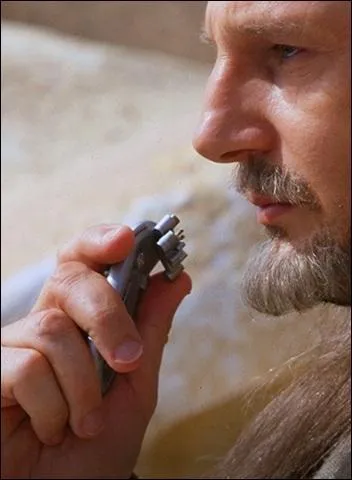 Dans "La Menace fantôme" (1999), le communicateur régulièrement employé par Qui-Gon Jinn (Liam Neeson) a été fabriqué à partir :