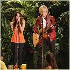 Quelle chanson est interprétée par Austin et Ally dans l'épisode 25 de la saison 2 ?