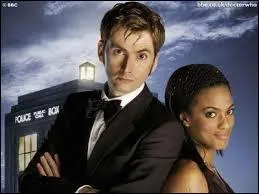 Dans l'épisode 8 de la saison 3, que fait le Docteur pour échapper à la famille de sang ?