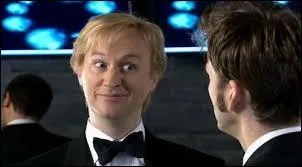 Dans l'épisode 6 de la saison 3, que fait le Docteur pour arrêter Lazarus ?