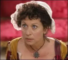 Comment s'appelle la dame de compagnie d'Inès ?