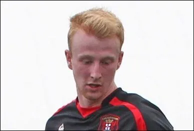 Cette question est extrêmement compliquée. Qui est ce joueur (il porte le numéro 17) de Carlisle United (4e division anglaise) ?