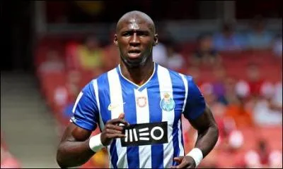 Joueur français transféré de Porto à Manchester City pour 54 millions d'euros, il devient donc le défenseur le plus cher de l'histoire.