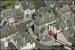Un petit tour dans les airs. Nous survolons la ville Aveyronnaise de Mur-de-Barrez. Nous sommes dans le ciel de la r&eacute;gion ...