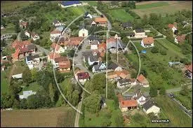 Nous restons dans les airs. Nous passons au-dessus du village Bas-Rhinois d'Oberdorf-Spachbach. Nous sommes dans le ciel de la r&eacute;gion ...