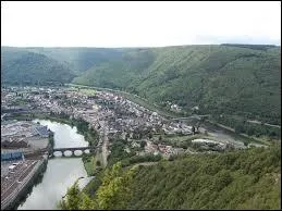 Voici une vue g&eacute;n&eacute;rale de la ville champardennaise de Revin. Nous sommes dans le d&eacute;partement n&deg; ...