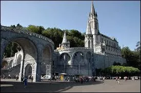 Si je vous emmène visiter la Cité Mariale, nous partons à ...