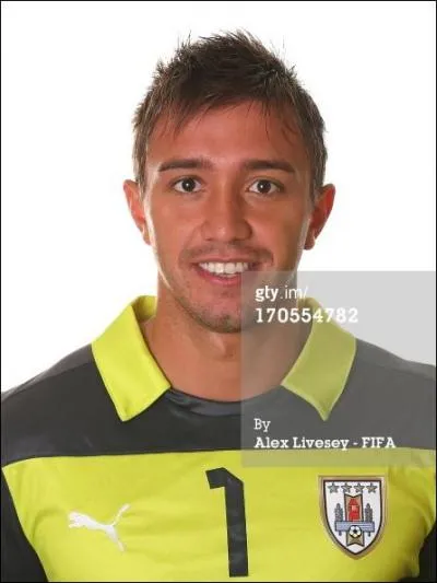 Quel était le gardien qui, lors du match Colombie-Uruguay, a encaissé deux buts d'un certain James Rodriguez ?