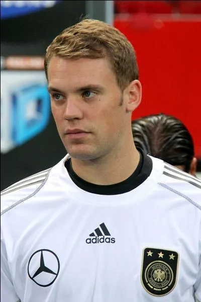 Lors du match France-Allemagne (0-1), Manuel Neuer s'est distingué grâce à un arrêt face à Karim Benzema. Comment a été surnommé cet arrêt ?