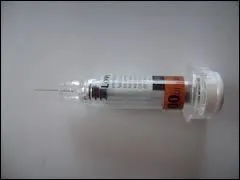 Par quel traitement, les thrombolytiques sont-ils relayés ?