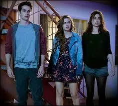 Qui a emmené Scott dans les bois le jour où il se fait griffer ?