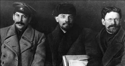 Cet événement, il le passa avec la famille de sa future épouse et non auprès de ses compagnons d'armes, malgré ce qu'il a raconté, plus tard. Paraît-il, il était doué pour les « histoires drôles ». Mais on peut douter ! 

Qui est-il (réponse 1 ou 2) ?
Durant quelle guerre mondiale s'est-il illustré (réponse 3 ou 4) ?