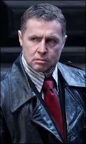 Quel personnage Harry (dans la peau de Runcorn) croise-t-il au ministère dans le livre mais pas dans le film ?