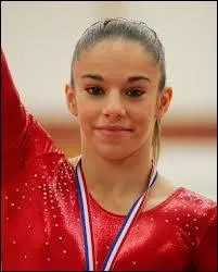 Quel &acirc;ge a Youna Dufournet ?