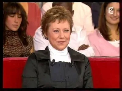 C'est une chanteuse, actrice, productrice et animatrice de télévision française.