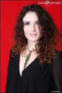 C'est une chanteuse et actrice française.