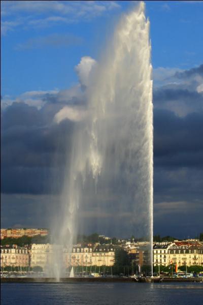 Le fameux jet d'eau de Genève est haut de 140 mètres.