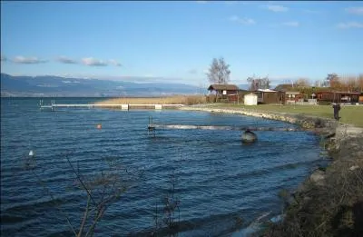 Le plus grand lac entièrement suisse est le lac de Neuchâtel.