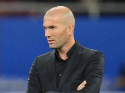 Je suis l'un des plus grands joueurs de tous les temps. Je suis parti de la Juventus de Turin pour le Real Madrid en échange de 75 millions d'euros. Qui suis-je ?