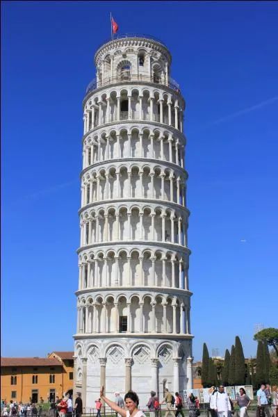 C'est une tour qui a la particularité de s'incliner pour vous accueillir.