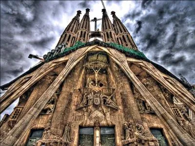 La Sagrada Familia est très connue et unique, construite par Gaudi, dans quelle ville pouvez-vous la visiter ? (FC) : -)