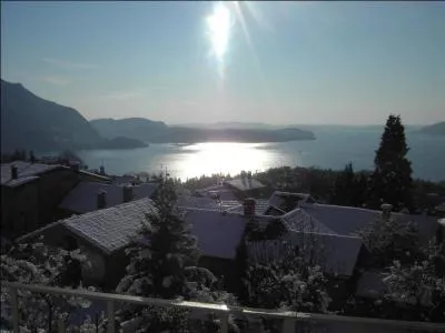 Né le 12 novembre 1936, on se souvient grâce à lui qu'il neigeait sur ce lac ...