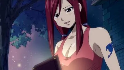 Pourquoi Erza pleure-t-elle après avoir vu le contenu du trésor ?