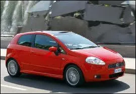 Voici la première phase de la troisième génération de Fiat Punto. Quel nom avait-elle à sa sortie en 2005, et avant le premier restylage de 2008 ?