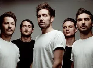 De quel instrument joue-t-il dans le groupe ?