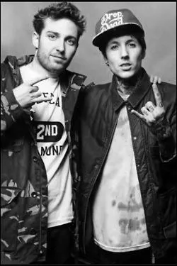 Avec quel chanteur le groupe n'a-t-il jamais fait de featuring ?