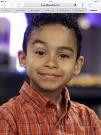 Comment s'appelle le petit ami de la plus petite des filles ?