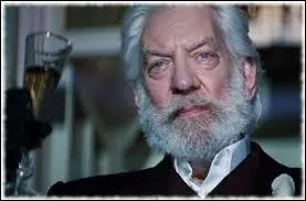 Quelle fleur le président Snow a-t-il à sa veste ?