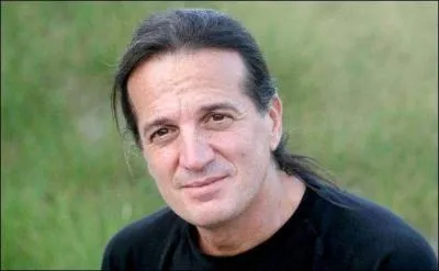 Ce chanteur a aussi joué dans les films " Astérix aux Jeux olympiques" et "Disco".